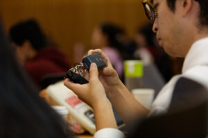 Cambridge Judge Business School student looks at Simprints Vero scanner